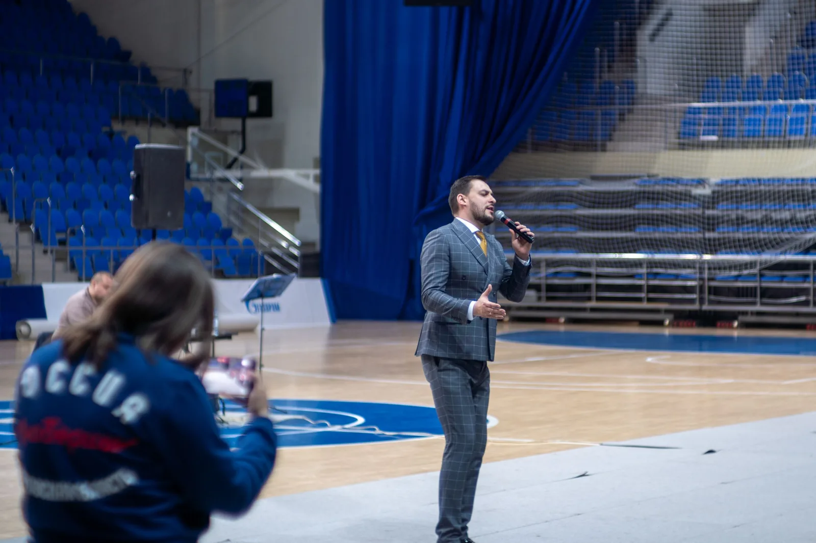 Партийцы из Люберец организовали концерт для представителей старшего поколения
