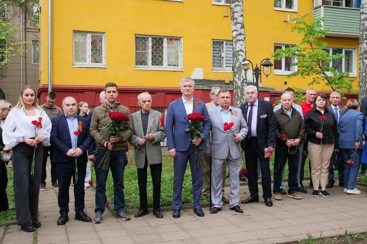 Партийцы из Люберец возложили цветы в память о ликвидаторах чернобыльской катастрофы