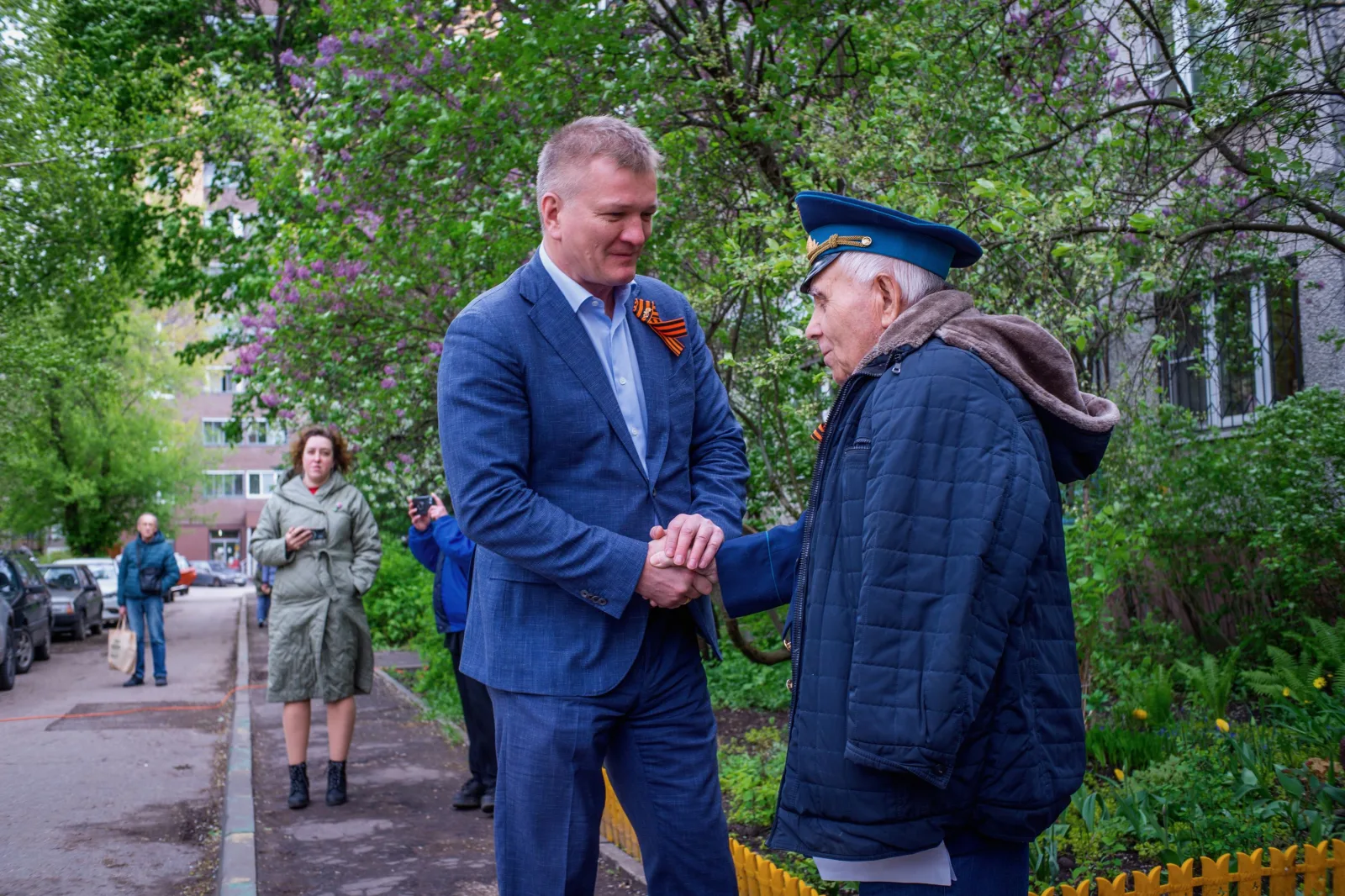 Депутат Мособлдумы Дмитрий Дениско поздравил ветерана ВОВ из Люберец с 80-летним юбилеем Победы