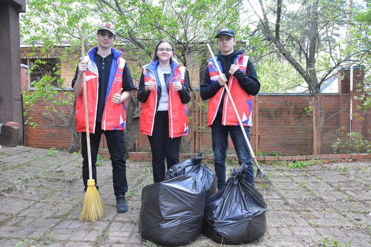 Волонтёры Люберец очистили от мусора придомовую территорию у ветерана ВОВ