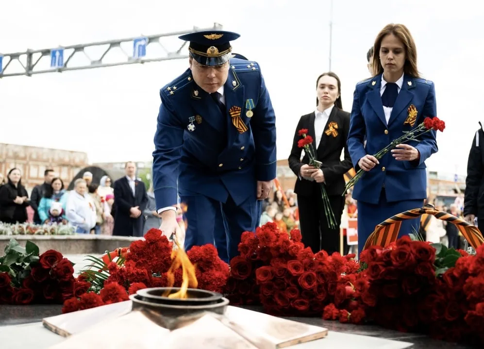 Работники люберецкой городской прокуратуры возложили цветы к мемориалу «Вечный огонь»