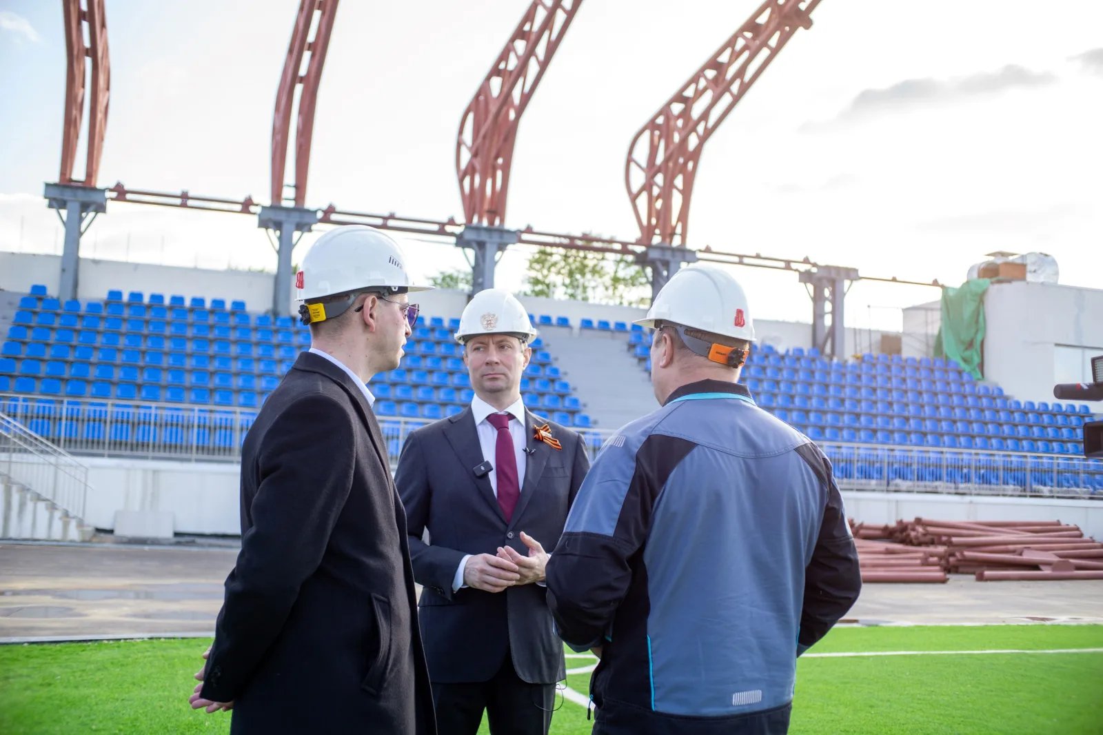 Роман Терюшков проверил ход реконструкции стадиона «Торпедо» в Люберцах 