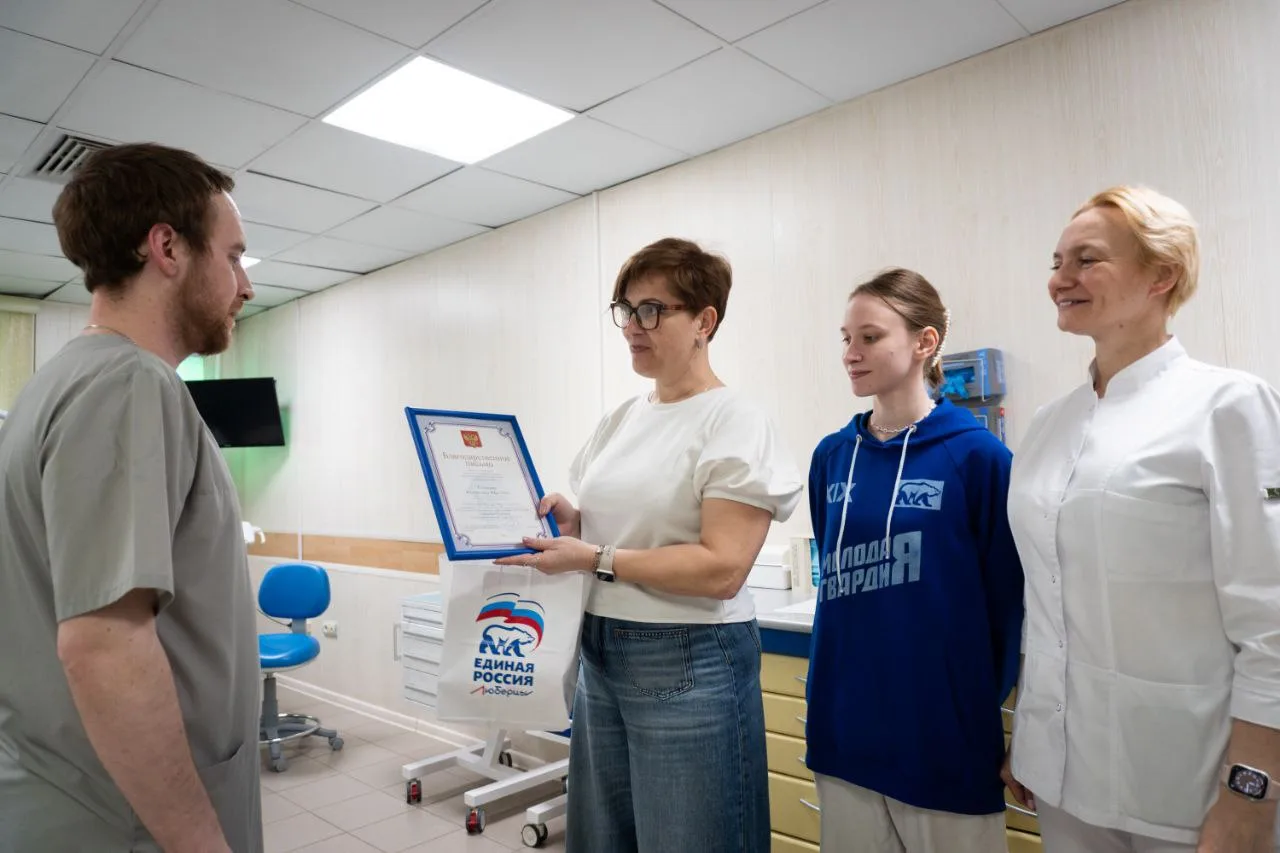 Партийцы поздравили медицинского работника центра «Марусино» с профессиональным праздником