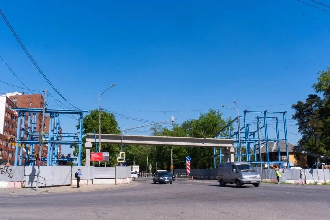 До конца июня начнется монтаж лестничных маршей надземного перехода в поселке Люберец