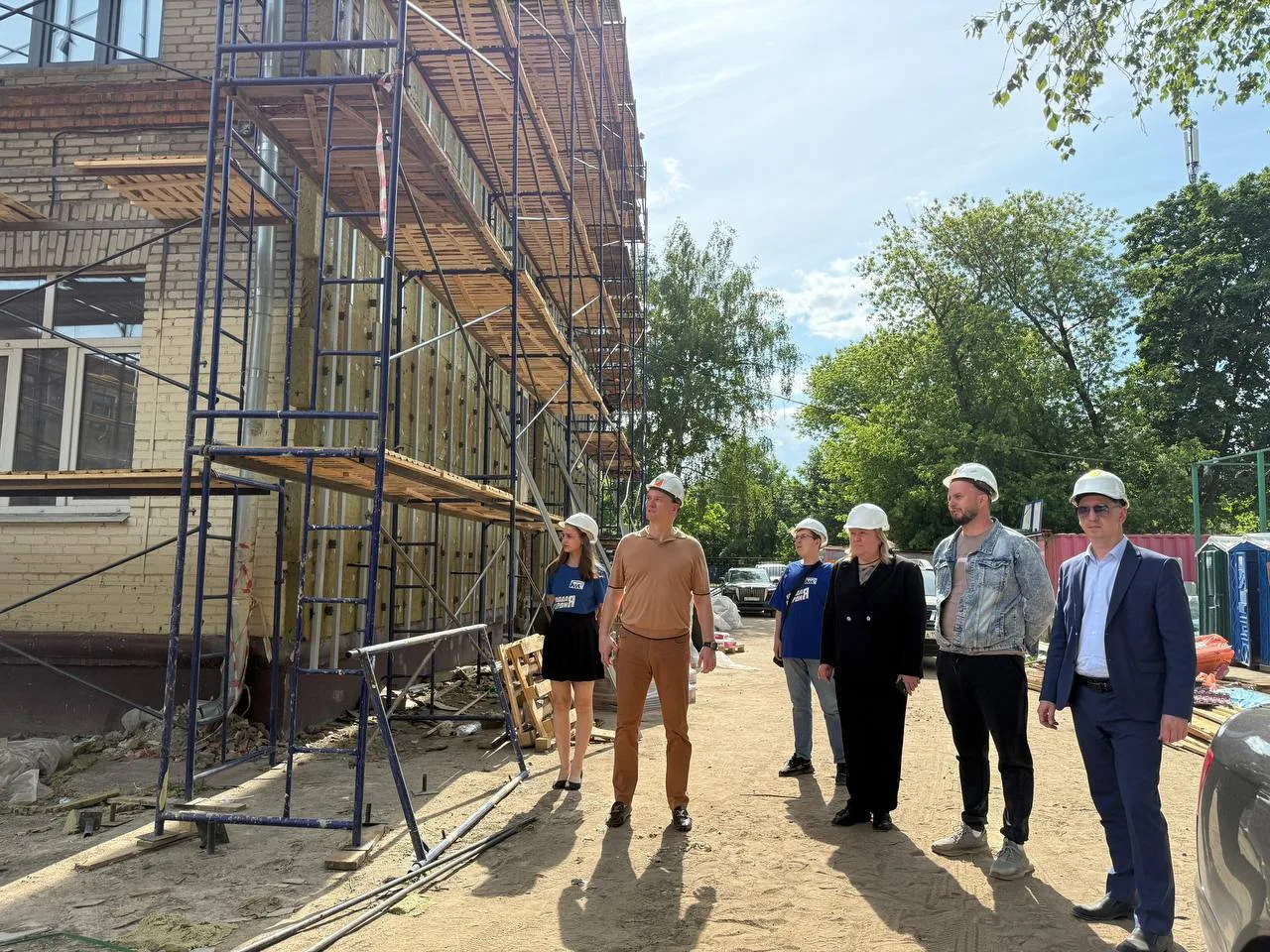 Дмитрий Дениско проверил ход капремонта корпуса гимназии №5 в Люберцах