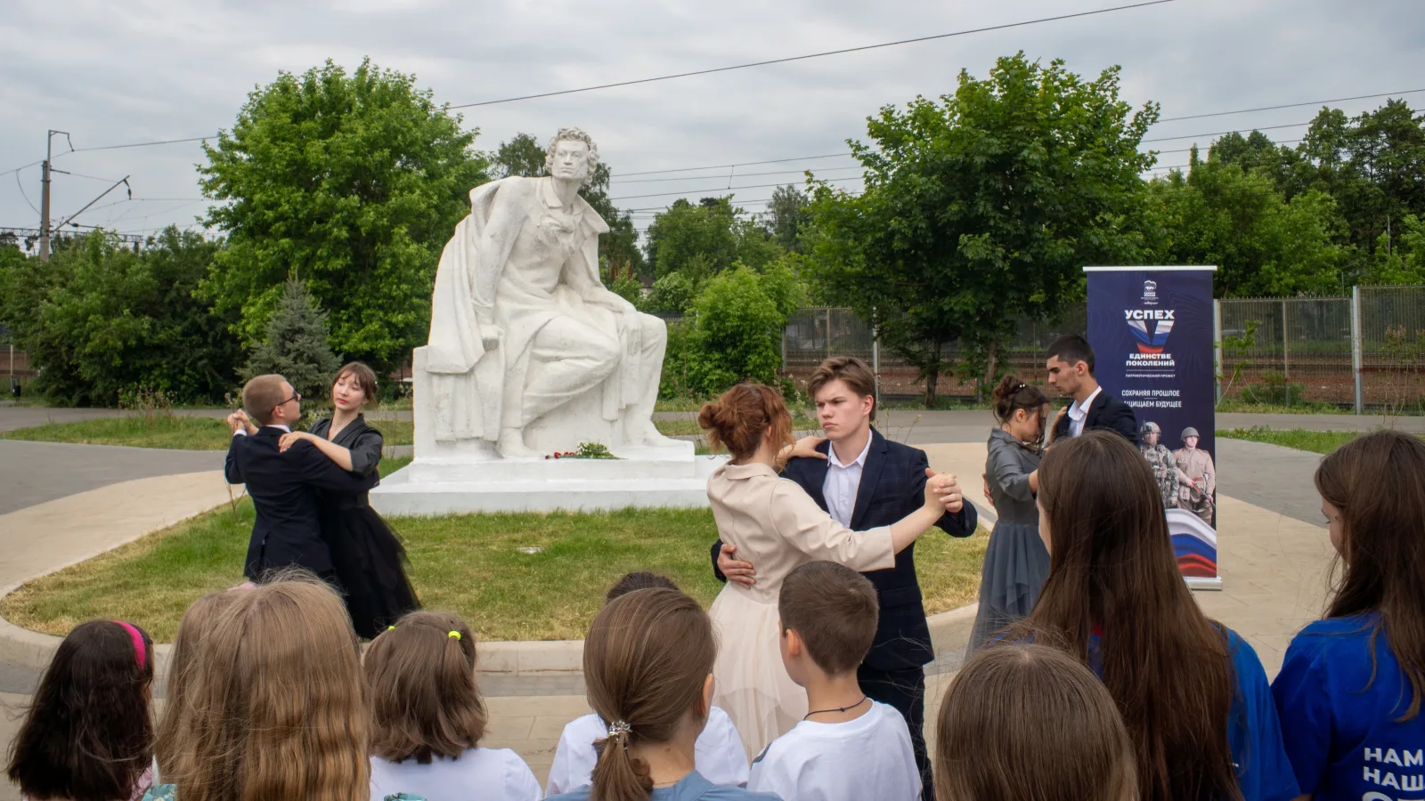 День русского языка в Люберцах отметили у памятника Пушкину