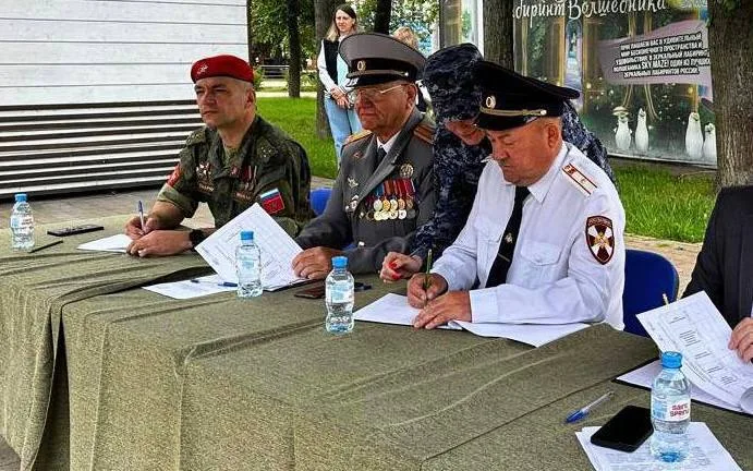 Росгвардейцы Люберец провели смотр строя и песни среди юнармейских отрядов