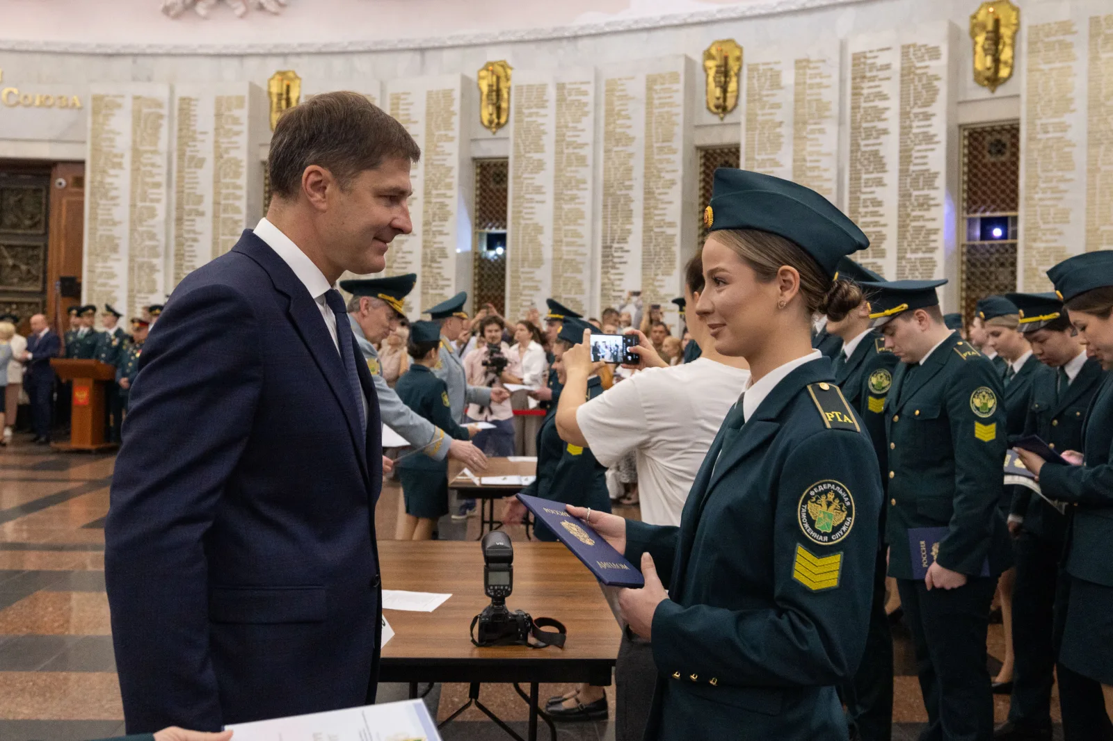 Выпускникам Российской таможенной академии Люберец вручили дипломы