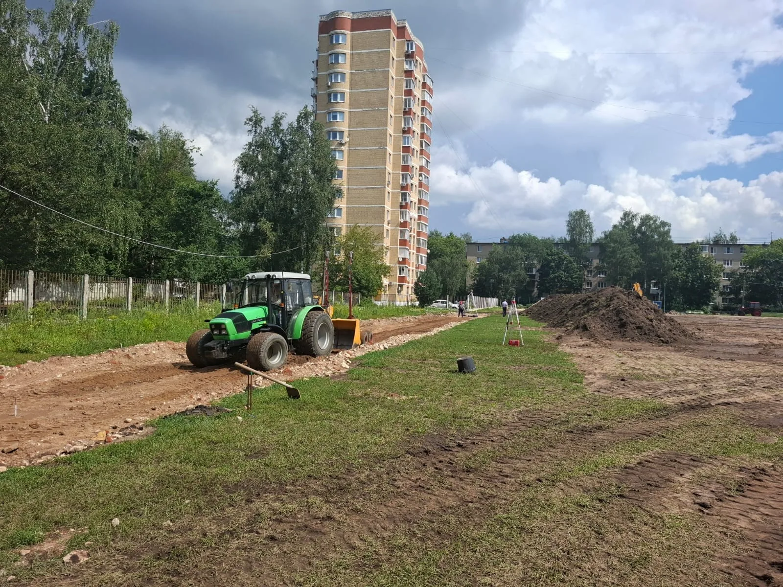 Работы по планировке беговых дорожек начались на стадионе «Труд» городского округа Люберцы