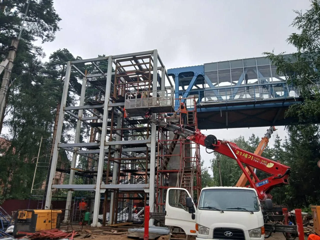 На 90% завершены работы по устройству систем электроснабжения надземного пешеходного перехода в поселке Люберец