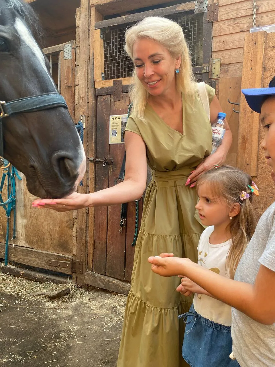 Для детей, потерявших близких на СВО, организовали экскурсию на оленью ферму в Люберцах