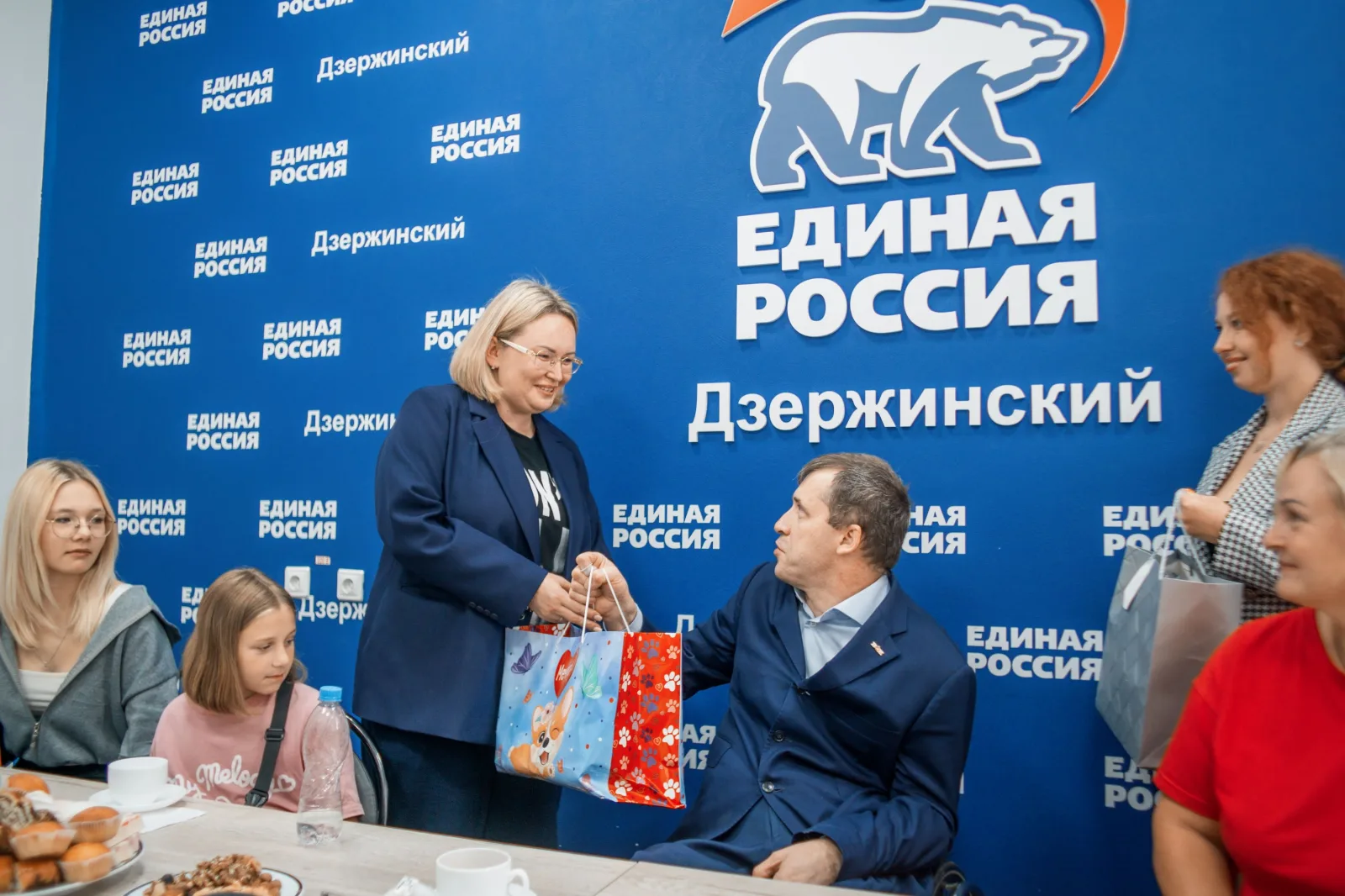 Депутат Госдумы Михаил Терентьев вручил канцелярские наборы школьникам с ОВЗ из Люберец