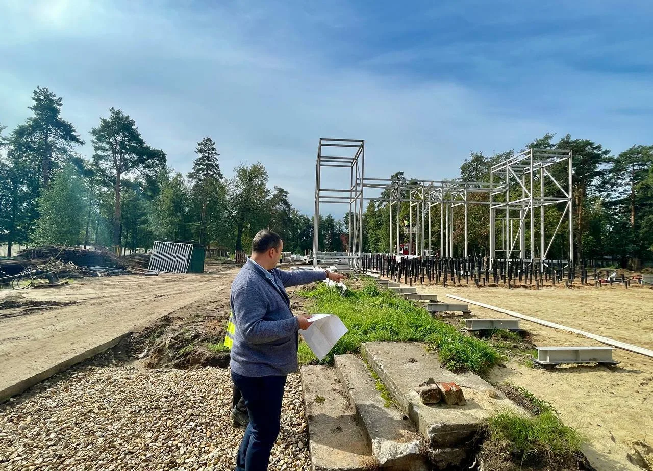 Установку каркаса арт-объекта «Летний театр» завершают в парке Люберец