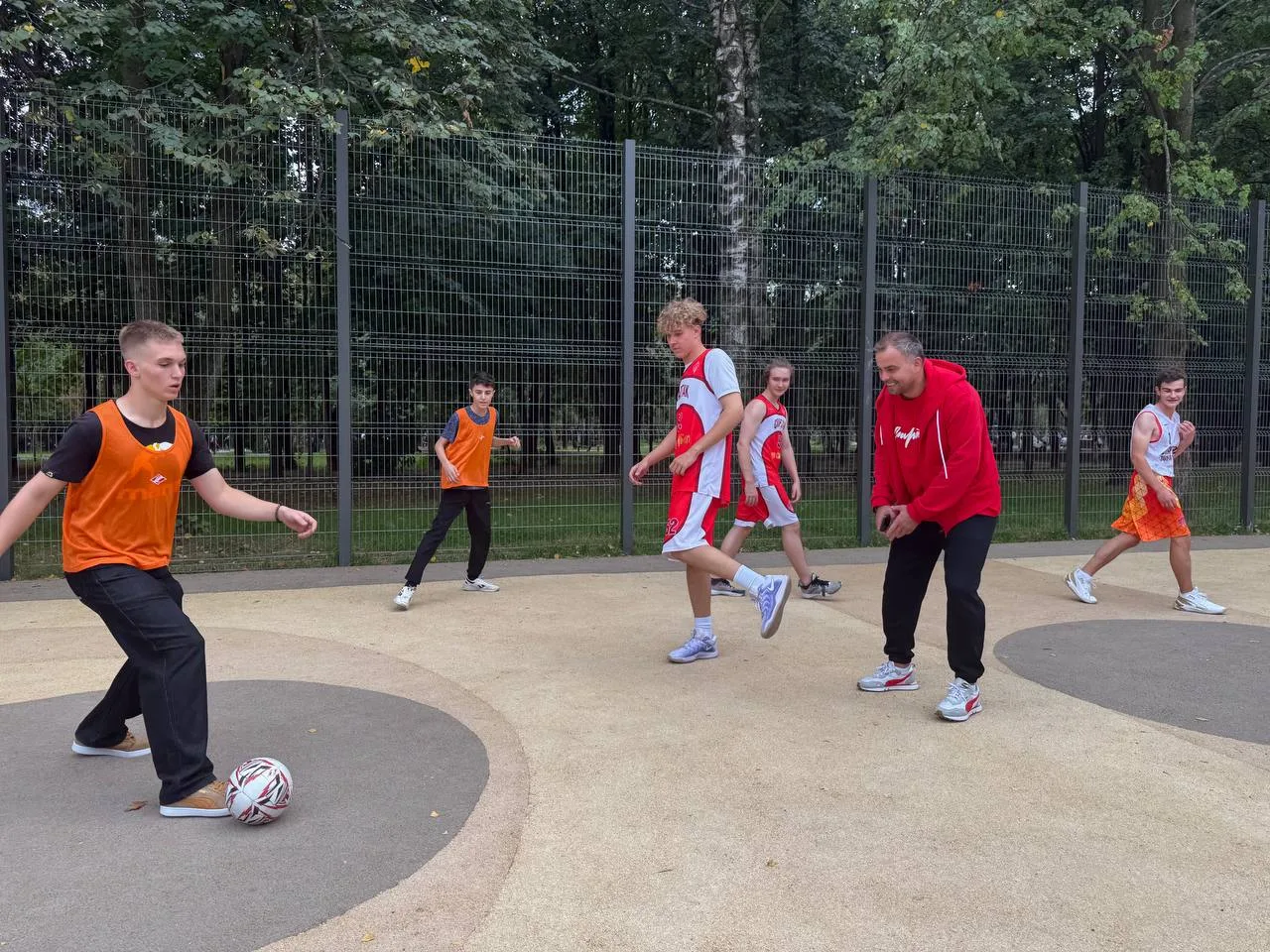 Футбол в парке: активисты «Единой России» провели детский спортивный праздник в Люберцах