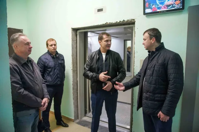 В доме поселка Люберец до конца октября завершат установку двух лифтов