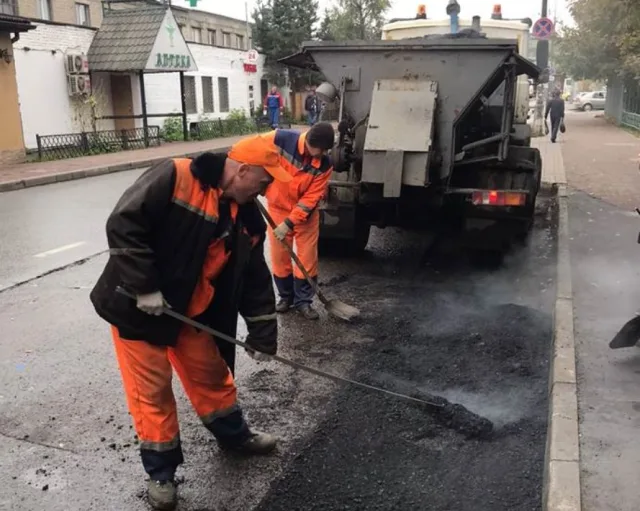 В Люберцах на дорогах за неделю заделали 35 ям