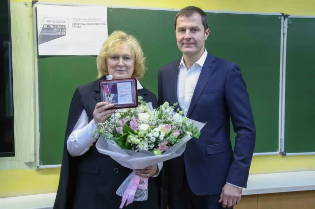 Владимир Волков поздравил директора гимназии Люберец с юбилеем и вручил ей знак отличия