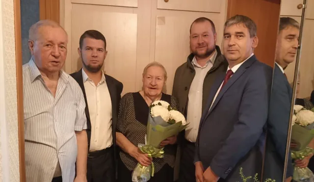 Партийцы Люберец поздравили ветерана труда с юбилеем