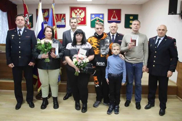 В Люберцах Владимир Волков вручил российские паспорта гражданам, прибывшим из ЛНР