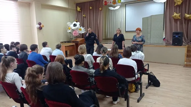 Полицейские во время профилактической беседы рассказали школьникам Люберец о вреде курения