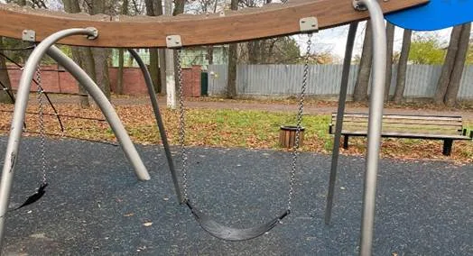 В парке поселка Люберец отремонтировали детские качели на игровой площадке