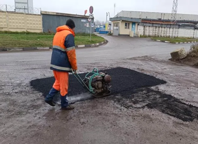 В Люберцах на дорогах за неделю заделали более 300 ям