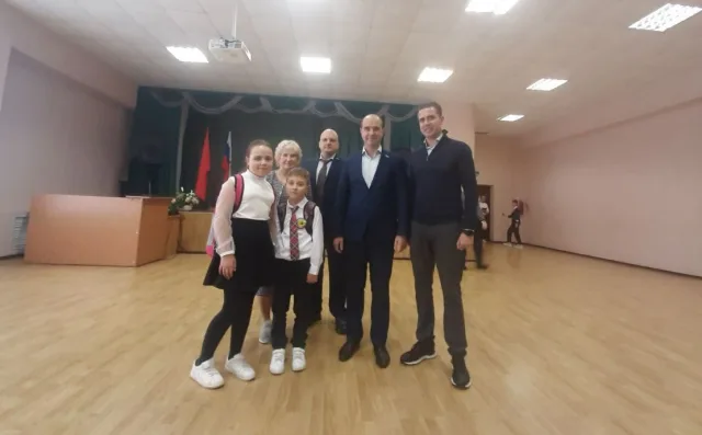 Депутат Мособлдумы Лидия Антонова передала школьные принадлежности детям из Люберец