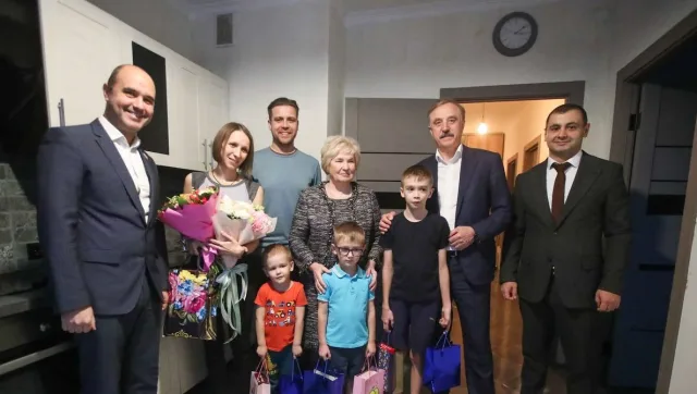 Партийцы Люберец поздравили жену мобилизованного с Днем матери