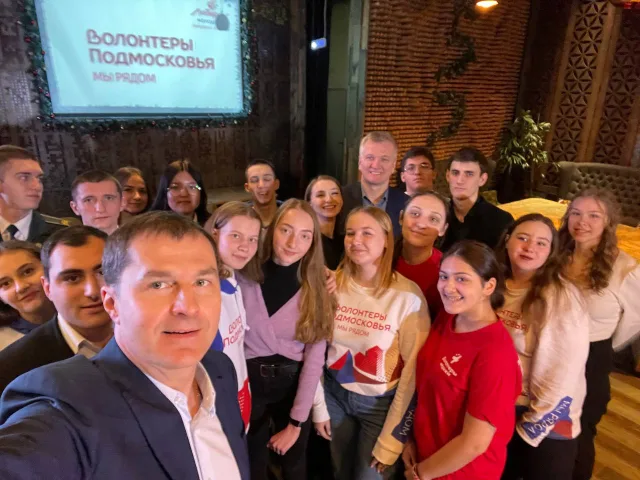 Владимир Волков во время встречи с волонтерами Люберец поздравил их с Днем добровольца