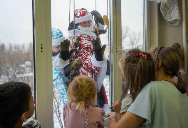 Десант Дедов Морозов поздравил маленьких пациентов больницы Люберец и вручил им подарки