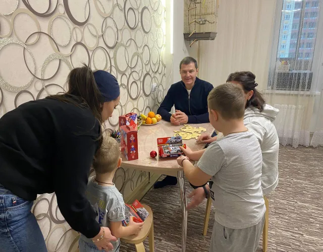 Владимир Волков поздравил семью мобилизованного из Люберец с праздниками и вручил подарки