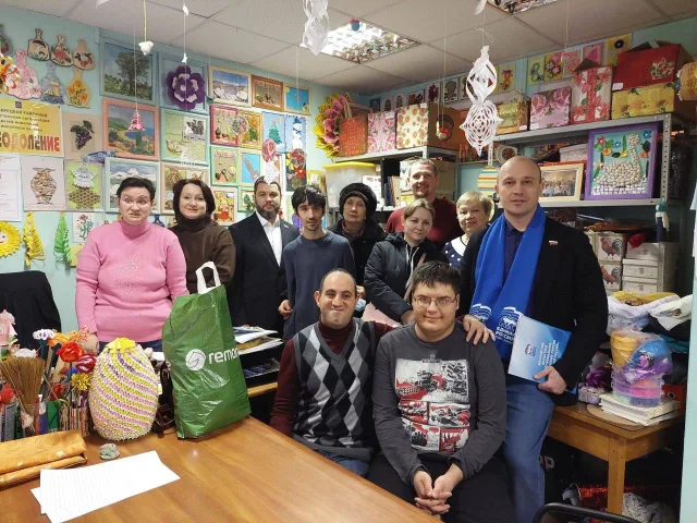 Партийцы поздравили детей Люберец с ОВЗ с наступающим праздником