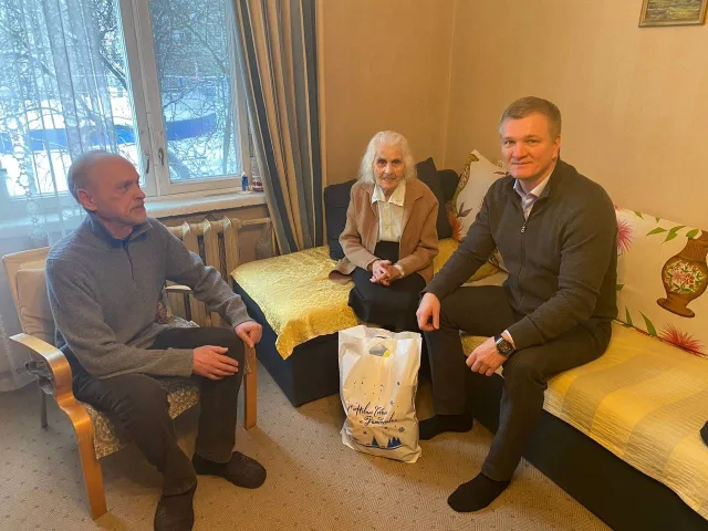 Подмосковные единороссы навестили ветеранов Великой Отечественной с поздравлениями и подарками