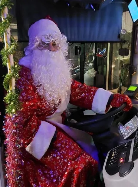 Водитель автобуса из Люберец в костюме Деда Мороза поздравил пассажиров