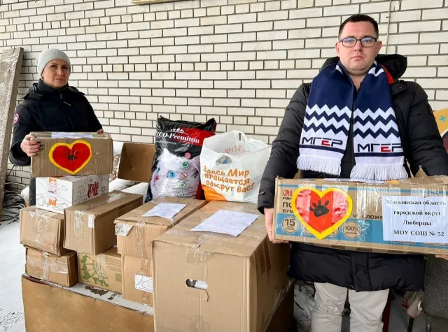 Молодогвардейцы Люберец передали корм для животных в благотворительный фонд