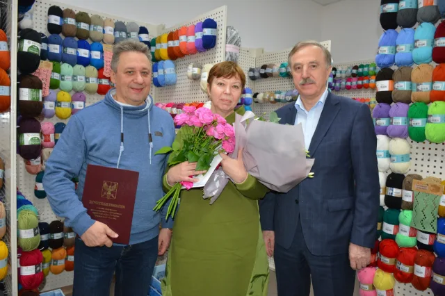 Владимир Ружицкий поздравил с юбилеем двух сотрудников текстильного предприятия Люберец