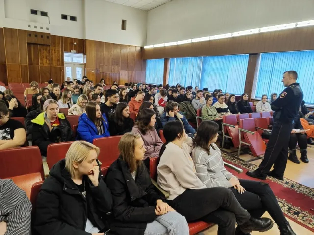 Полицейские рассказали студентам Люберец об административной и уголовной ответственности