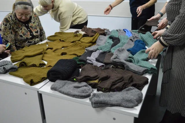 Жители Люберец передали в зону СВО более 200 теплых вещей, связанных своими руками