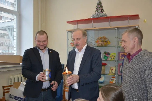 Жители Люберец изготовили окопные свечи для бойцов СВО