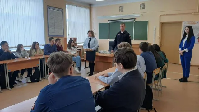 Полицейские на уроке мужества рассказали школьникам Люберец о подвигах сотрудников МВД