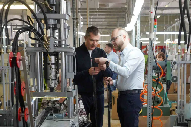 Владимир Волков посетил предприятие по производству швейной фурнитуры в Люберцах