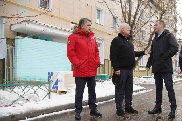 Владимир Волков проверил ход работ по капремонту фасада жилого дома в Люберцах