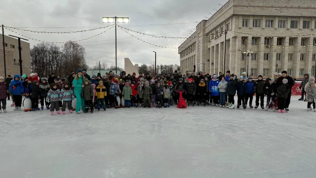 В Люберцах во время спортивного праздника фигуристы обучили катанию на коньках самбистов