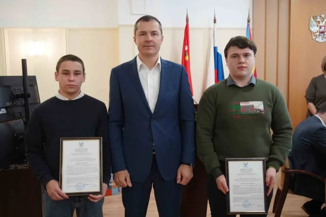 Владимир Волков вручил жилищные сертификаты двум детям-сиротам Люберец