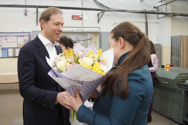 Денис Мантуров поздравил с 8 марта работниц текстильной фабрики «Пехорка» в Люберцах