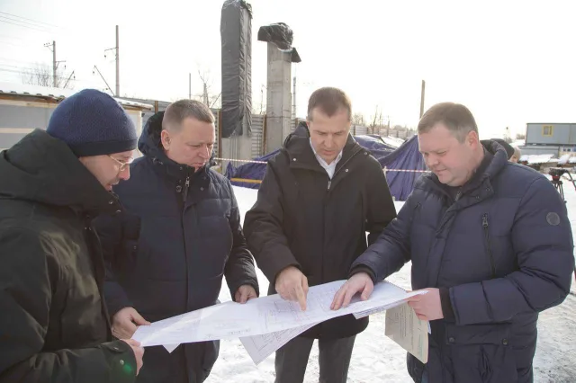 Волков проверил строительство разноуровневого пешеходного перехода через ж/д в Люберцах