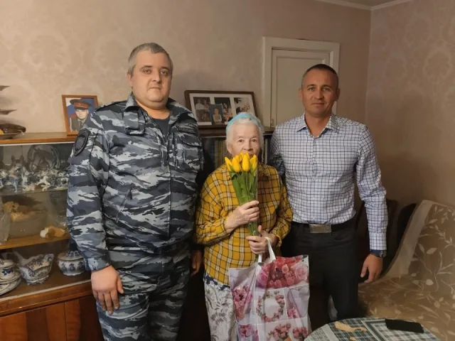 Полицейские Люберец поздравили с праздником вдову сотрудника, погибшего на службе