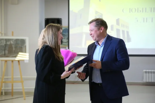 Коллектив Картинной галереи Люберец поздравили с пятилетним юбилеем