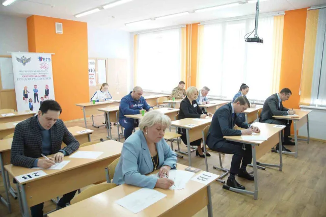 Владимир Волков в Люберцах ответил на вопросы ЕГЭ в рамках всероссийской акции