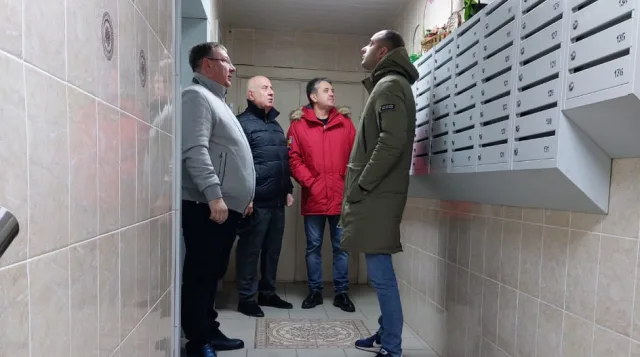 УК Люберец по просьбе жителей отремонтировала напольную плитку в подъезде жилого дома